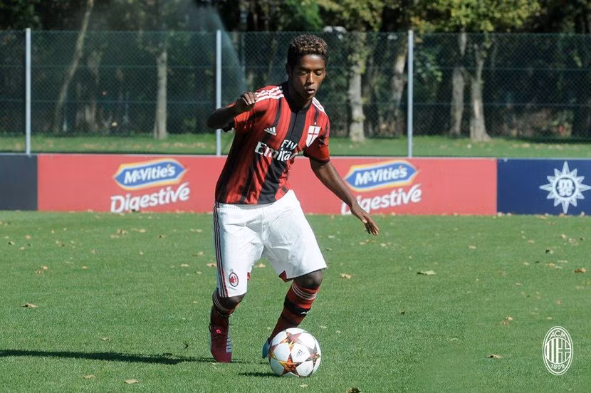 Seid Visin khi còn chơi ở đội trẻ AC Milan