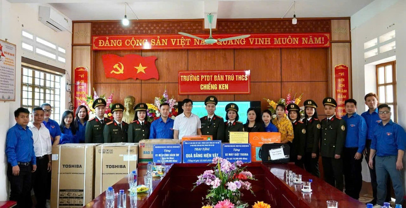 Trung úy Trần Khánh Linh và đồng đội chia sẻ khó khăn với học sinh vùng cao