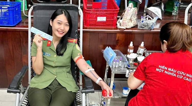 Nghĩa cử cao đẹp của nữ cán bộ Quản lý xuất nhập cảnh