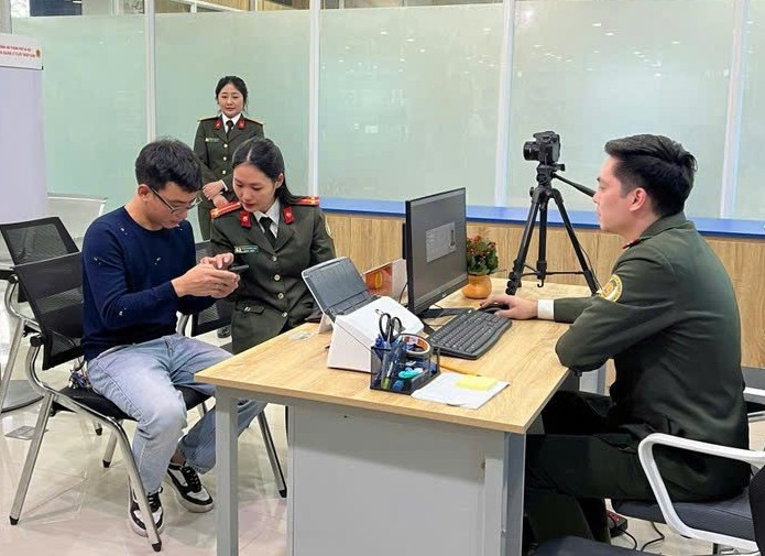 Nữ cán bộ Trần Khánh Linh hướng dẫn người dân làm thủ tục cấp hộ chiếu