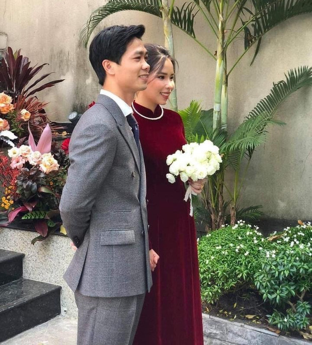 Công Phượng cùng vợ Viên Minh trong lễ ăn hỏi