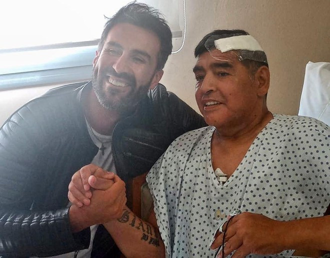 Maradona (phải) sau ca phẫu thuật