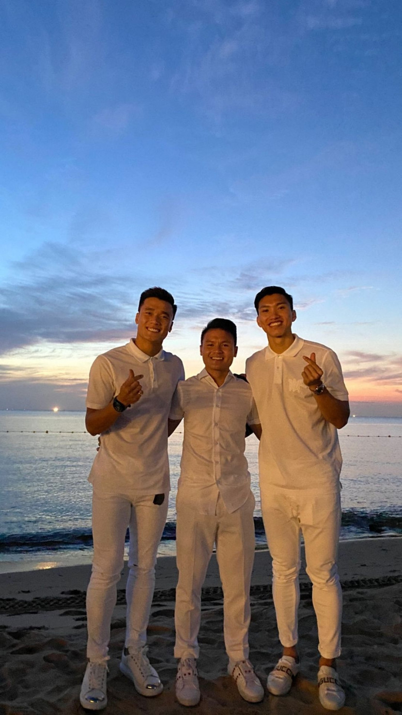 Bùi Tiến Dũng, Quang Hải và Đoàn Văn Hậu diện cây trắng đến dự tiệc Bùi Tiến Dũng, Quang Hải và Đoàn Văn Hậu diện cây trắng đến dự tiệc