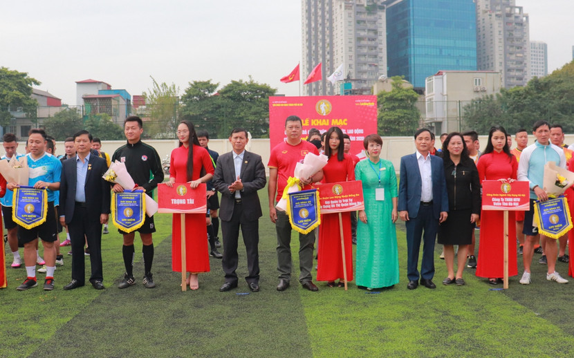 Ban Tổ chức, các vị khách quý chụp ảnh lưu niệm cùng các đội bóng và tổ trọng tài điều hành tại giải Ban Tổ chức, các vị khách quý chụp ảnh lưu niệm cùng các đội bóng và tổ trọng tài điều hành tại giải