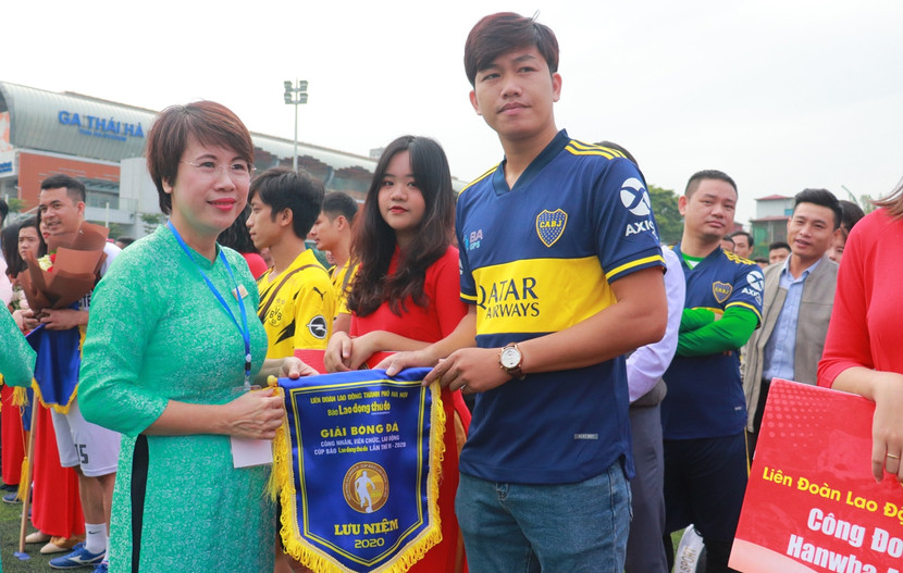 Bà Lê Thị Bích Ngọc – Ủy viên Ban Thường vụ Liên đoàn Lao động Thành phố, Tổng Biên tập báo Lao động Thủ đô, Trưởng Ban Tổ chức giải tặng cờ lưu niệm cho các đội tham dự Bà Lê Thị Bích Ngọc – Ủy viên Ban Thường vụ Liên đoàn Lao động Thành phố, Tổng Biên tập báo Lao động Thủ đô, Trưởng Ban Tổ chức giải tặng cờ lưu niệm cho các đội tham dự