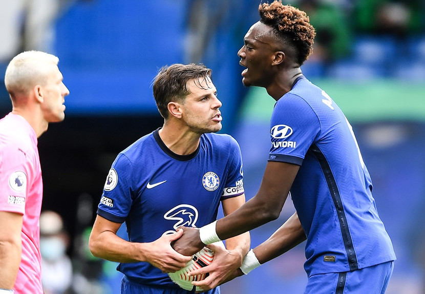 Abraham (phải) định tranh đá 11m nhưng bị Azpilicueta cản lại Abraham (phải) định tranh đá 11m nhưng bị Azpilicueta cản lại