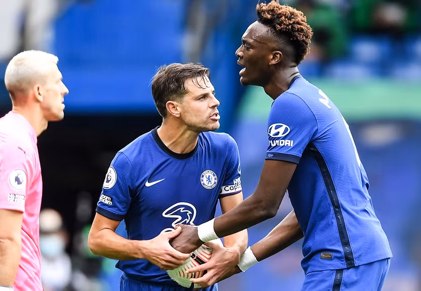 Abraham (phải) định tranh đá 11m nhưng bị Azpilicueta cản lại Abraham (phải) định tranh đá 11m nhưng bị Azpilicueta cản lại