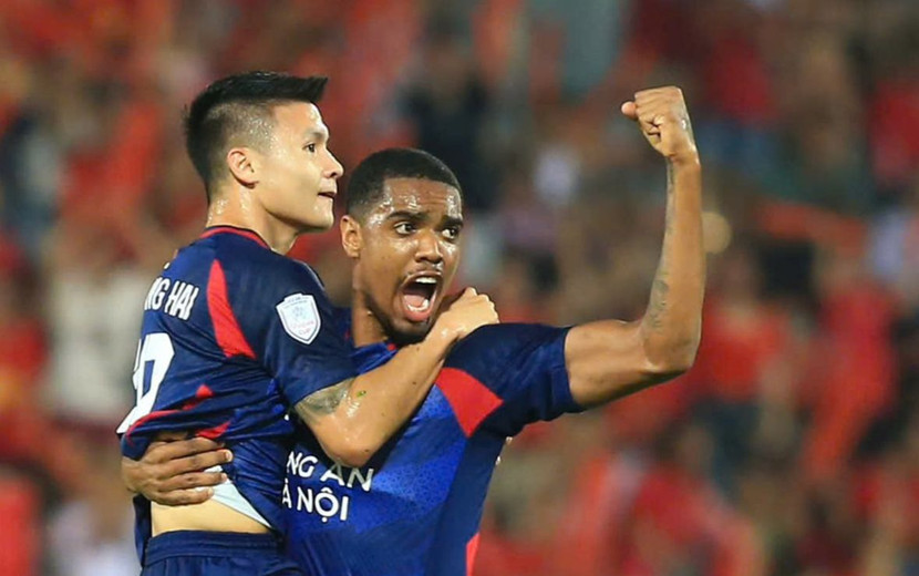 Quang Hải (trái) cùng CLB Công an Hà Nội vào bán kết cúp C1 Đông Nam Á