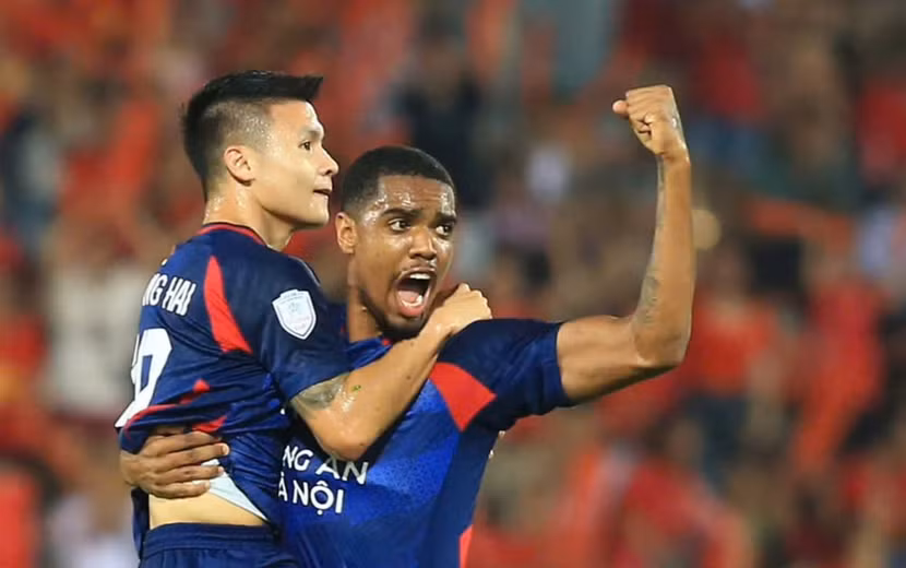 Quang Hải (trái) cùng CLB Công an Hà Nội vào bán kết cúp C1 Đông Nam Á Quang Hải (trái) cùng CLB Công an Hà Nội vào bán kết cúp C1 Đông Nam Á