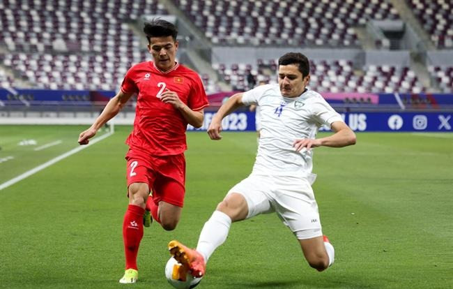 Khusanov (phải) khi gặp U23 Việt Nam đầu năm 2024