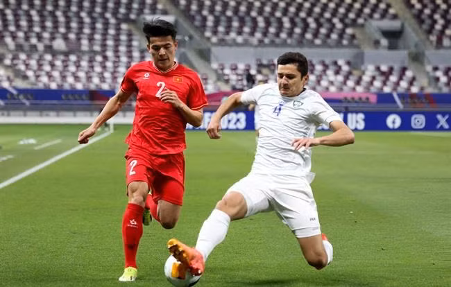 Khusanov (phải) khi gặp U23 Việt Nam đầu năm 2024