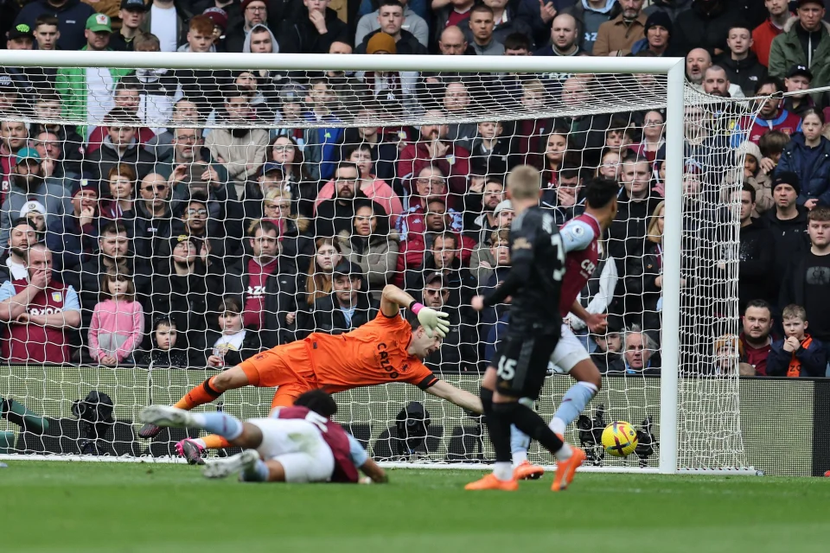 Pha phản lưới hài hước của Emiliano Martinez Pha phản lưới hài hước của Emiliano Martinez