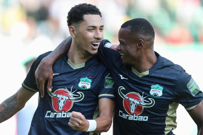 Paollo (trái) ghi bàn duy nhất giúp HAGL thắng Hà Nội FC Paollo (trái) ghi bàn duy nhất giúp HAGL thắng Hà Nội FC