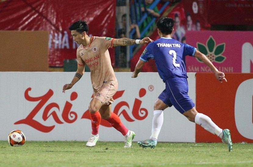 Văn Hậu bị xà ngang từ chối siêu phẩm sút xa Văn Hậu bị xà ngang từ chối siêu phẩm sút xa