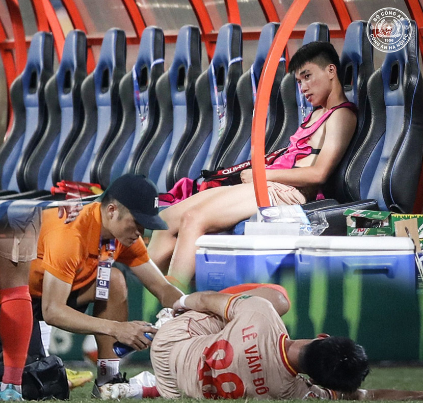 Lê Văn Đô bị lật cổ chân (Ảnh: CAHN) Lê Văn Đô bị lật cổ chân (Ảnh: CAHN)