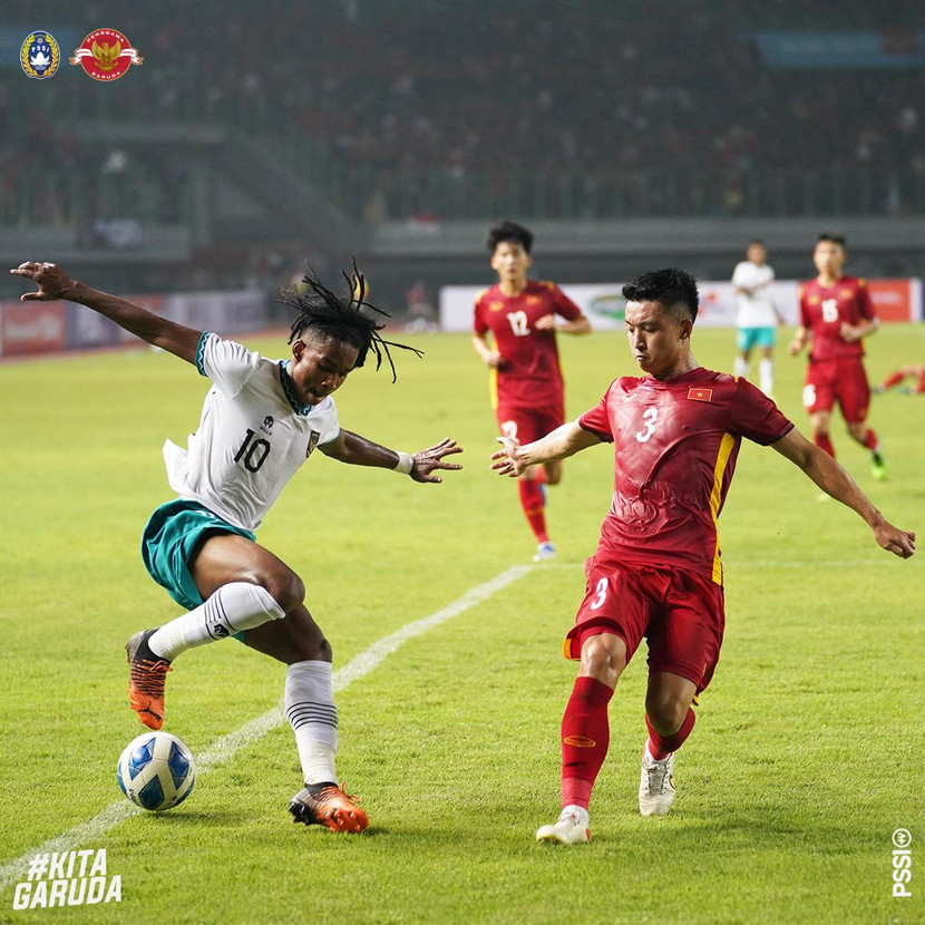 U19 Việt Nam (áo đỏ) buộc chủ nhà U19 Indonesia chia điểm (Ảnh: PSSI)
