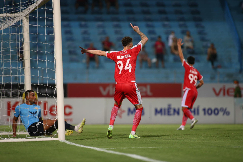 Geovane muốn bàn thắng được công nhận nhưng anh không nhận ra mình đã rơi vào thế việt vị (Ảnh: Viettel FC)