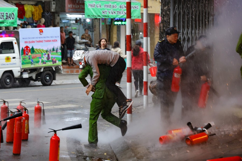 Tuyệt đối không “khoán trắng” cho lực lượng Công an cấp cơ sở trong công tác QLNN về PCCC và CNCH Tuyệt đối không “khoán trắng” cho lực lượng Công an cấp cơ sở trong công tác QLNN về PCCC và CNCH