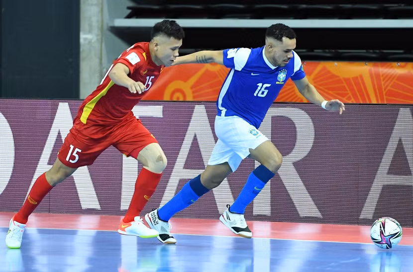 Futsal Brazil (xanh) đơn giản là quá mạnh với Việt Nam