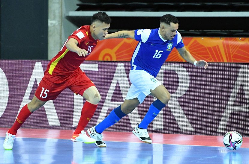 Futsal Brazil (xanh) đơn giản là quá mạnh với Việt Nam