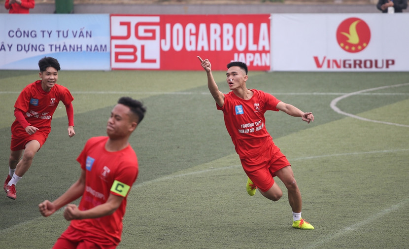 Đặng Cao Phúc (phải) giành Vua phá lưới với 14 bàn thắng (Ảnh: Thuần Thư)