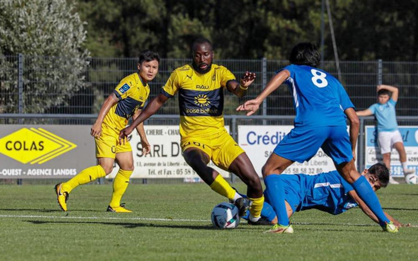 Quang Hải (trái) trong trận Pau FC thắng Landes 5-0