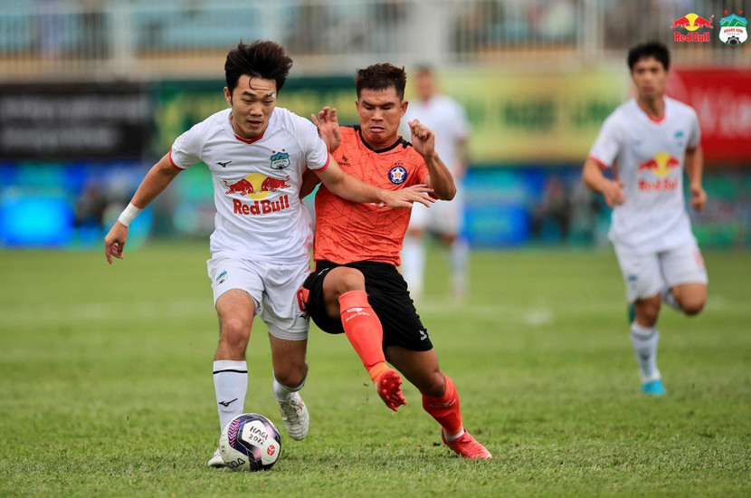 HAGL (trắng) lần đầu tiên thắng trận ở mùa giải năm nay (Ảnh: HAGL)