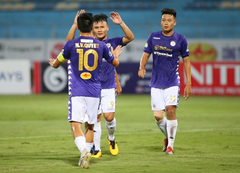 Quang Hải ăn mừng cùng đồng đội Hà Nội FC trên sân Hàng Đẫy