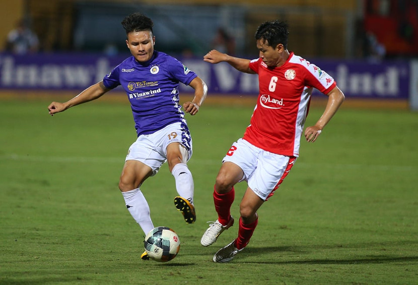 Quang Hải (trái) trong trận thắng TP.HCM 5-1 tối nay, 16-9