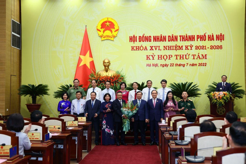 Các đồng chí trong Ban Thường vụ Thành ủy Hà Nội chúc mừng Tân Chủ tịch UBND TP Hà Nội Trần Sỹ Thanh