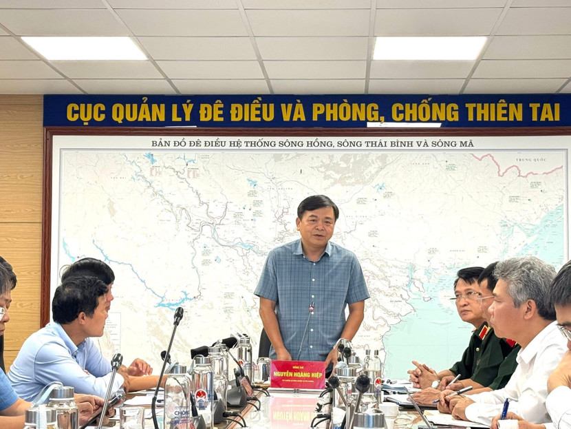 Thứ trưởng Bộ Nông nghiệp và Môi trường Nguyễn Hoàng Hiệp chủ trì cuộc họp khẩn ứng phó bão số 10 (Bualoi)