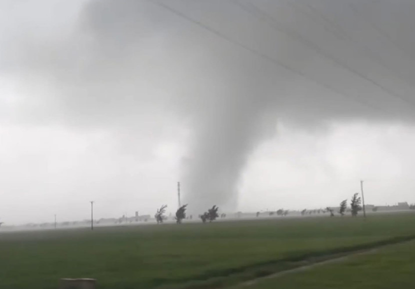 Giông lốc khiến nhiều người thương vong ở Ninh Bình Giông lốc khiến nhiều người thương vong ở Ninh Bình