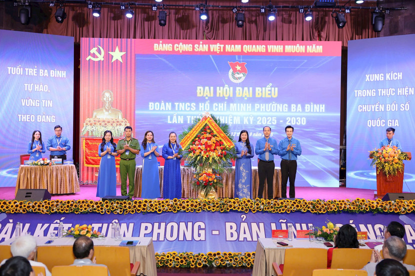 Lãnh đạo Ủy ban Mặt trận Tổ quốc Việt Nam thành phố Hà Nội chúc mừng đại hội