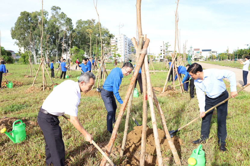 Các đại biểu cùng đoàn viên, thanh niên trồng cây xanh sau lễ phát động