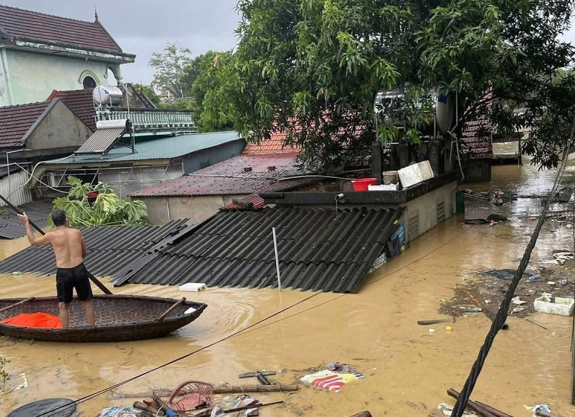 Quỳ Châu, Nghệ An nước lũ ngập đến nóc nhà dân