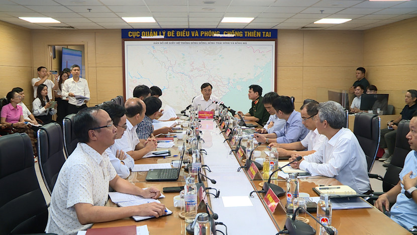 Thứ trưởng Bộ NN và MT Nguyễn Hoàng Hiệp chủ trì cuộc họp phòng chống bão Ragasa