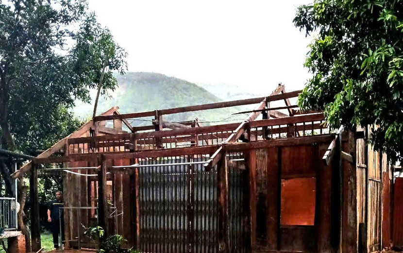 Nhà dân bị mất mái khi giông lốc quét qua Nhà dân bị mất mái khi giông lốc quét qua