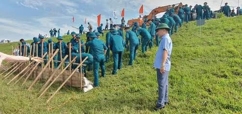 Lực lượng xã Hát Môn diễn tập thực hành xử lý sự cố sạt trượt mái đê Ngọc Tảo