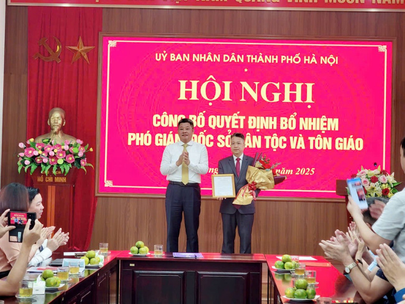 Đồng chí Nguyễn Mạnh Quyền, Phó Chủ tịch UBND thành phố Hà Nội trao quyết định bổ nhiệm Phó Giám đốc Sở Dân tộc và Tôn giáo cho đồng chí Phan Vũ Đồng chí Nguyễn Mạnh Quyền, Phó Chủ tịch UBND thành phố Hà Nội trao quyết định bổ nhiệm Phó Giám đốc Sở Dân tộc và Tôn giáo cho đồng chí Phan Vũ