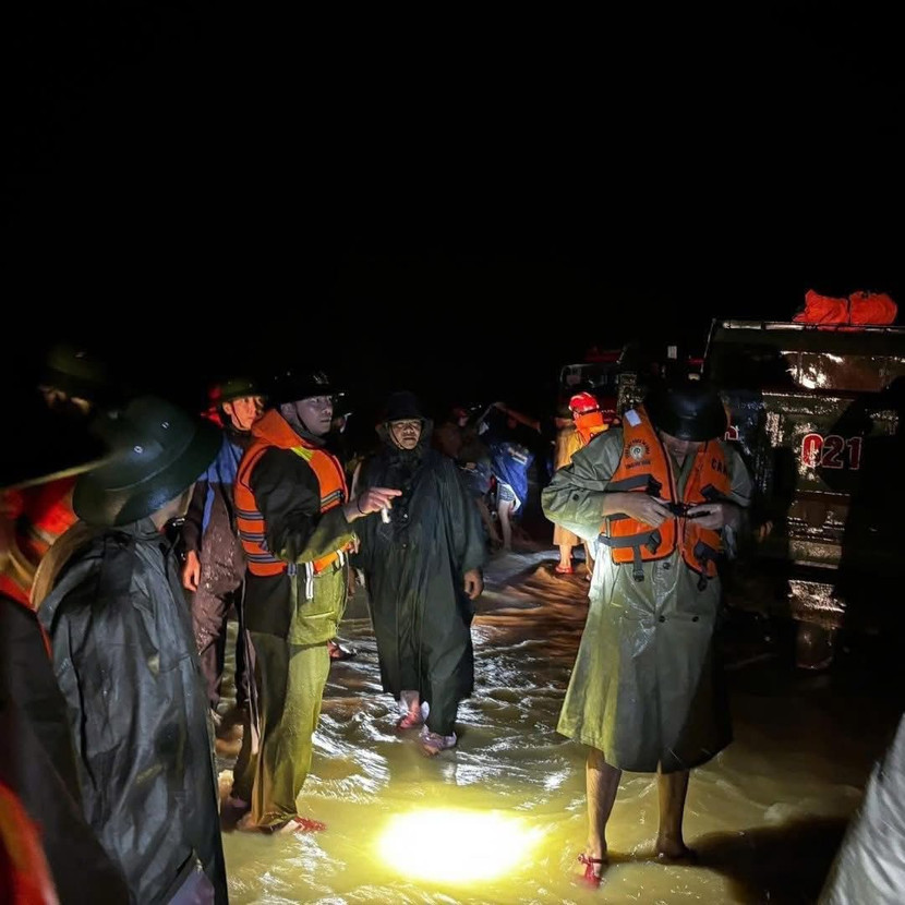 Lực lượng chức năng các địa phương tại Thanh Hoá trắng đêm triển khai phòng, tránh mưa lũ