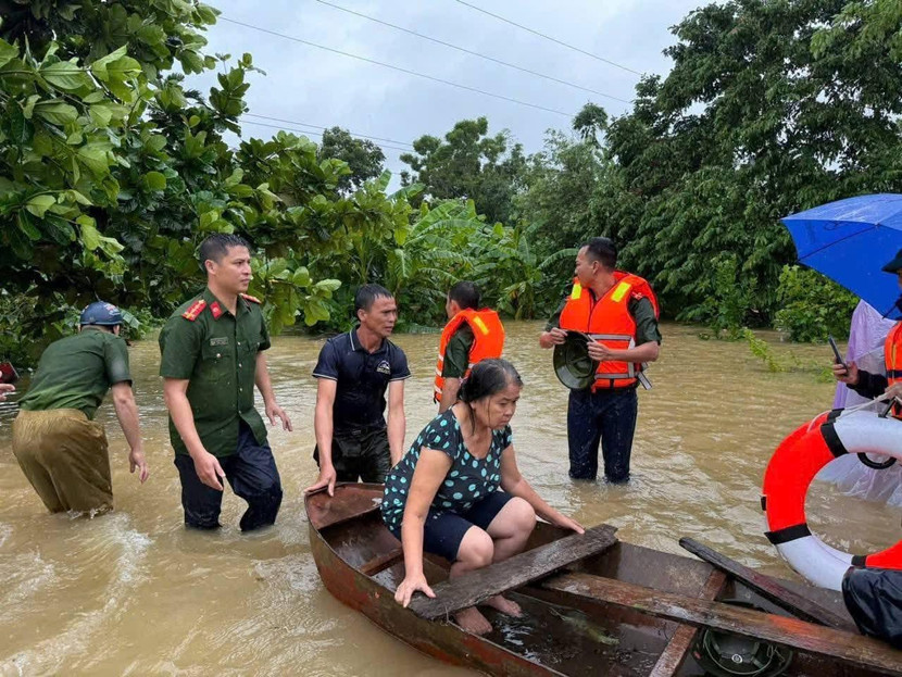 Lực lượng chức năng sơ tán dân ở Nghệ An