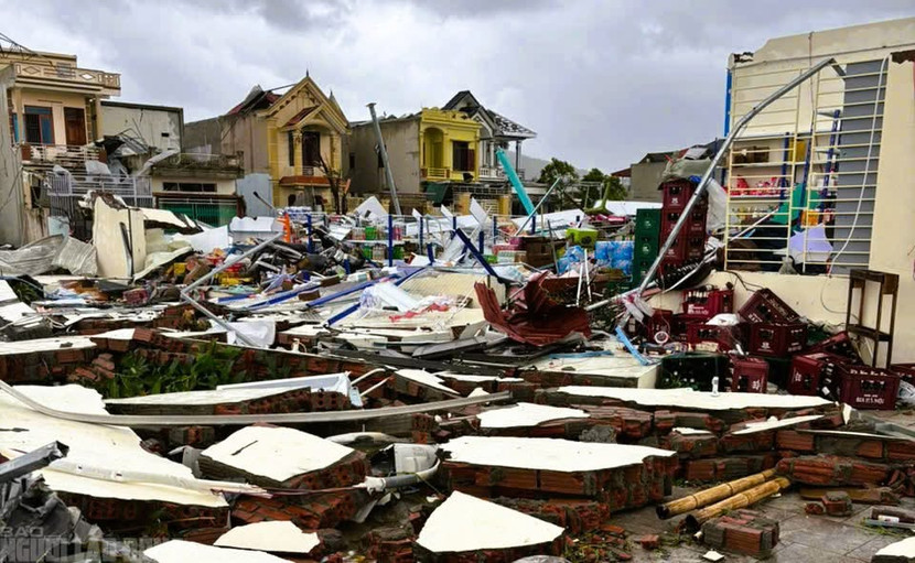 Lốc xoáy gây thiệt hại nặng về con người và nhà cửa tại Thanh Hóa