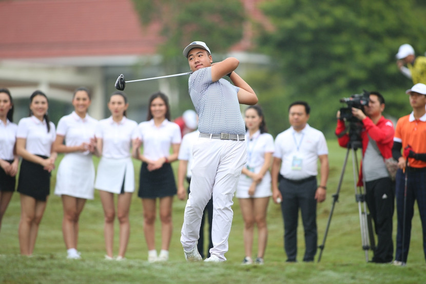 Golfer Đặng Minh phát bóng khai mạc giải