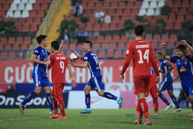 Chiến thắng ở Hải Phòng của Quảng Nam (xanh) không thể giúp họ trụ hạng thành công Chiến thắng ở Hải Phòng của Quảng Nam (xanh) không thể giúp họ trụ hạng thành công