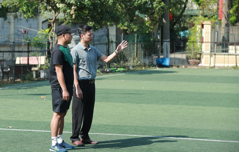 Thầy Nguyễn Như Tuân - Phó Hiệu trưởng THPT Ngô Quyền (bên phải)...