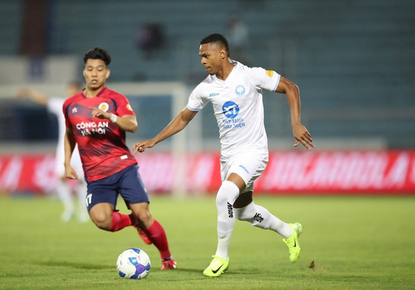 Văn Thanh (trái) là một trong những người ghi bàn cho Công an Hà Nội trước Nam Định (Ảnh: VNN) Văn Thanh (trái) là một trong những người ghi bàn cho Công an Hà Nội trước Nam Định (Ảnh: VNN)