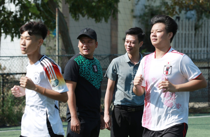 ... luôn dành sự quan tâm đặc biệt tới đội bóng của nhà trường