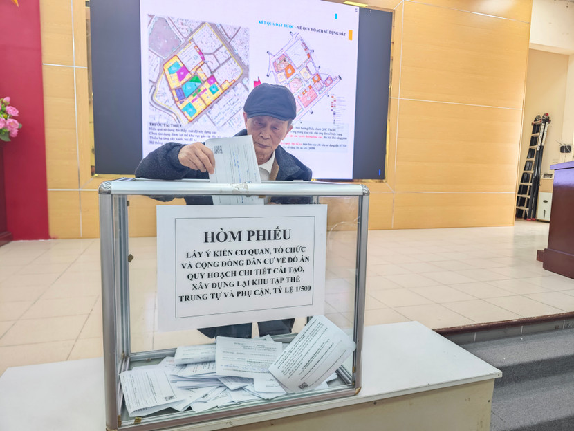 Người dân bỏ phiếu góp ý cho đồ án quy hoạch chi tiết cải tạo, xây dựng lại khu tập thể Trung Tự và phụ cận tỷ lệ 1/500