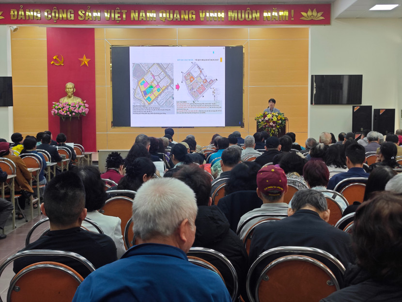 Đại diện UBND quận Đống Đa trả lời các vấn đề người dân quan tâm