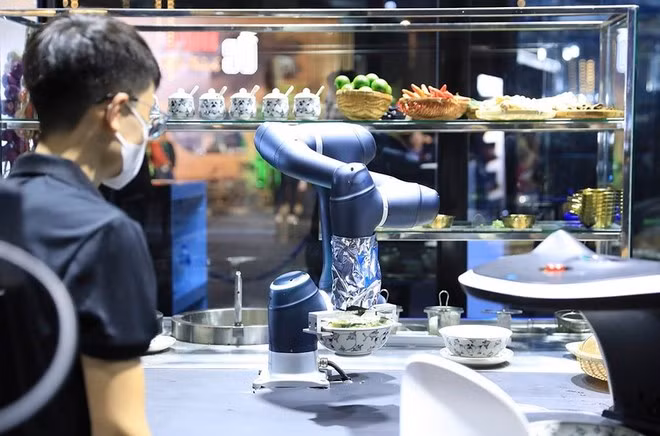 Robot nấu phở Hà Nội phục vụ người dân và du khách